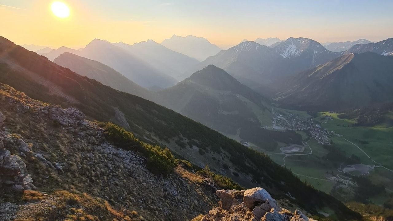 Sonnenaufgang vom Thaneller Blickrichtung Berwang Sonnenaufgang vom Thaneller Blickrichtung Berwang